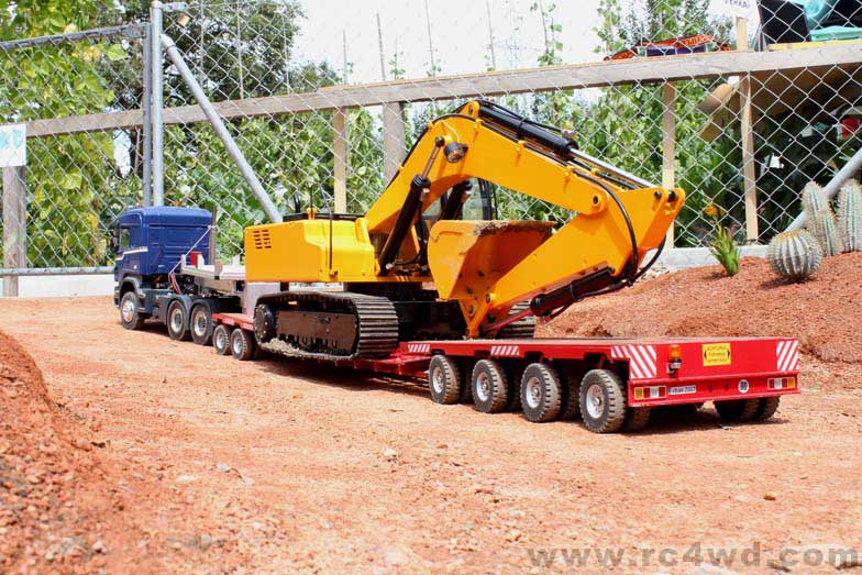 RC4WD Earth Digger 4200XL track and undercarriage detail