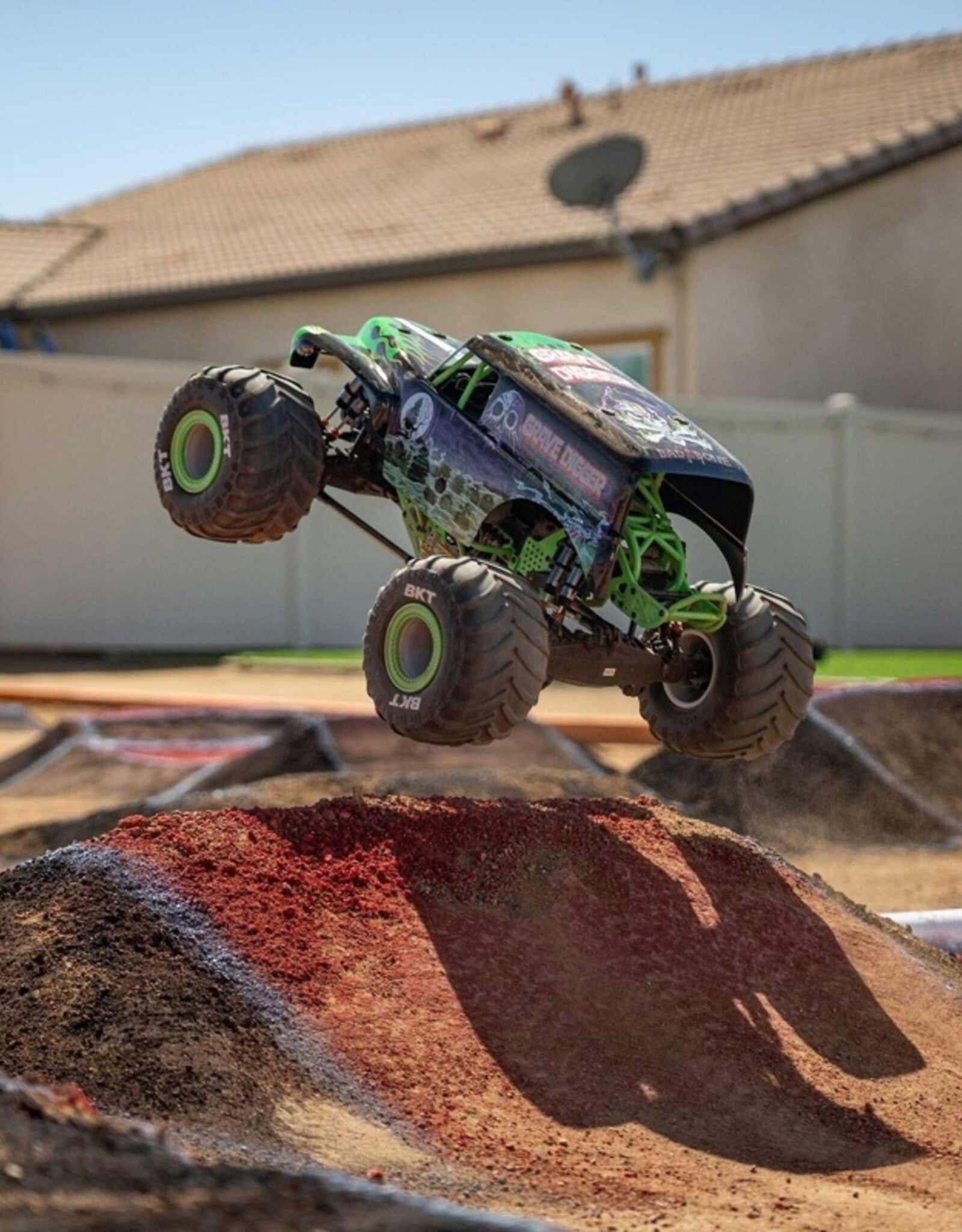 Losi LMT 2.0 Grave Digger solid axle 4X4 detail
